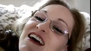 Une cosplayeuse japonaise en uniforme porno vieille suceuse se fait doigter