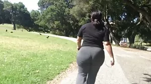 Deux artistes ludiques sont excités par le modèle nu et le baisent ensemble nue vieille