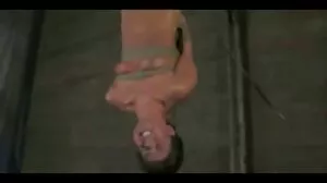 Redhead Bartender Lacy séduit un hard vieille patron malchanceux