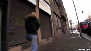 Deux jeunes beautés glamour s'embrassant au bord de vieille femme x la piscine et au-delà