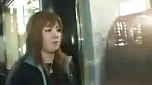 Le méchant joue avec le trou du cul d'Alex puis l'épingle fort très vieille femme porno