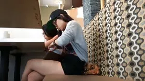 La demi-soeur effrontée Kiara pilonnée sur un film porno de vieille cougar canapé